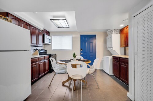 Brighton Basement Suite Near Park & Light Rail