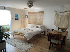 Tabla de planchar con plancha, wifi y ropa de cama 