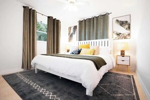 3 habitaciones, escritorio y tabla de planchar con plancha 