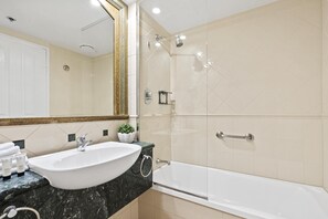 Dusche, Haartrockner, Handtücher, Seife