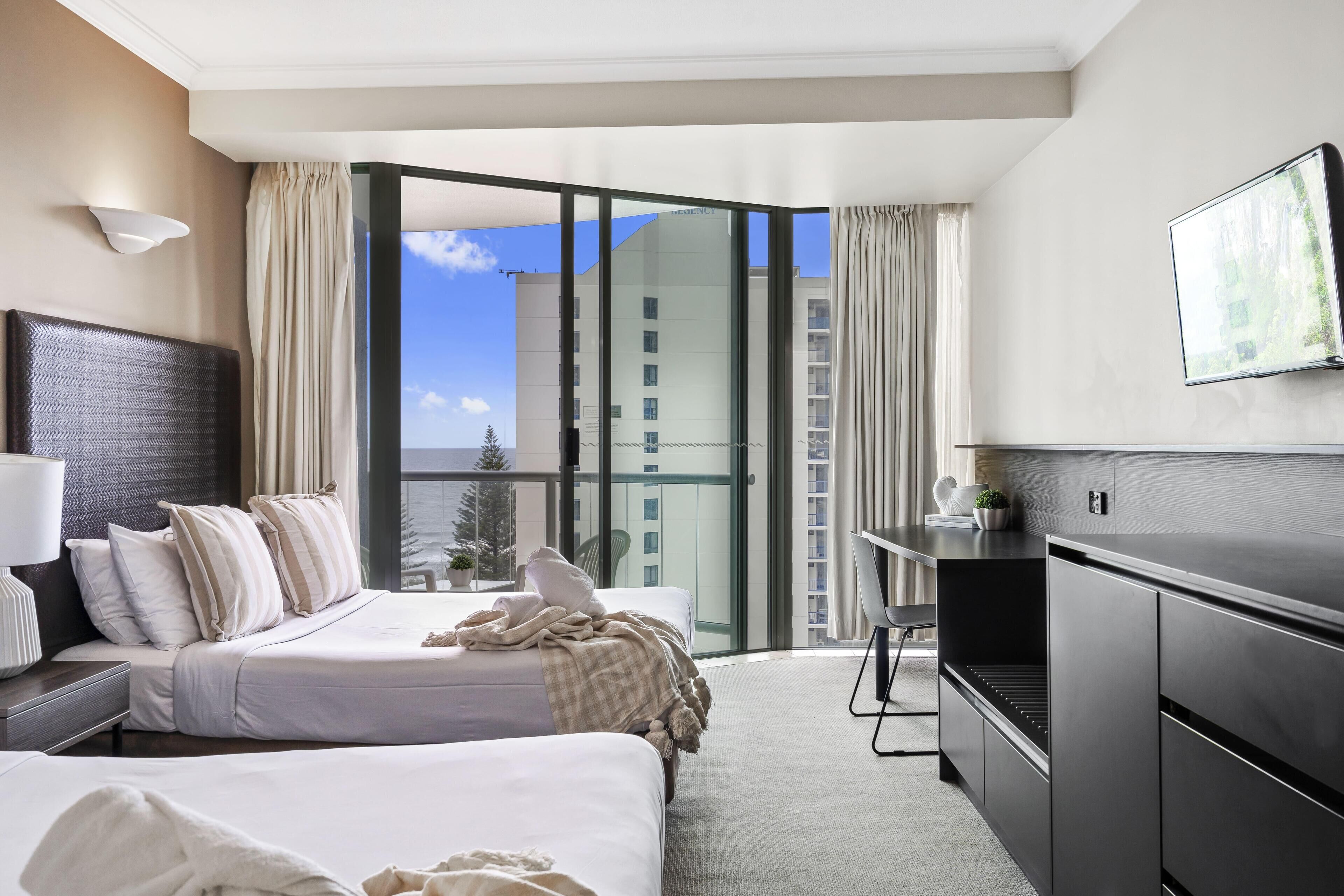 Een kluis op de kamer, een bureau, gratis wifi, beddengoed