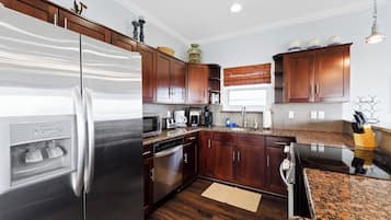 Een koelkast, een magnetron, een oven, een kookplaat