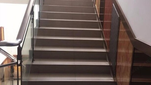 A staircase with a glass railing and a wooden wall on one side. - Shanghai Longting Hotel (Shanghai)