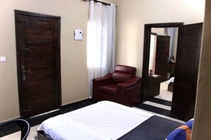 2 bedrooms, desk, WiFi
