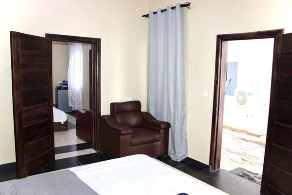 2 bedrooms, desk, WiFi