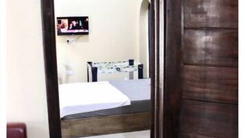 2 bedrooms, desk, WiFi