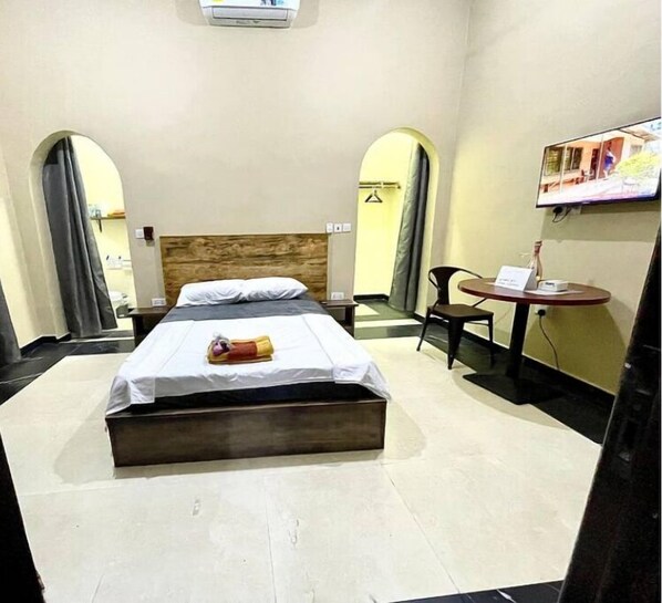 Iron/ironing board, WiFi, bed sheets