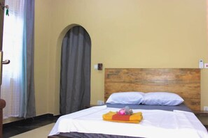 1 bedroom, desk, WiFi, bed sheets