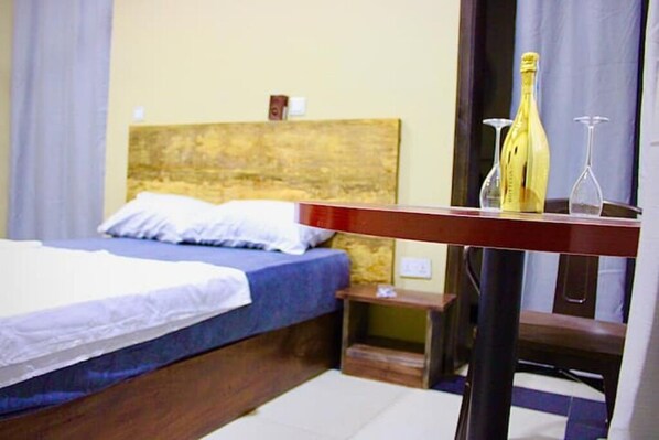 1 chambre, bureau, Wi-Fi, draps fournis