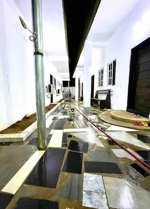 Property grounds - Accra Luxury apartments at the Sanga estates. (Accra)