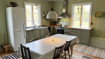 Kjøleskap, mikrobølgeovn, ovn og kaffetrakter/tekoker