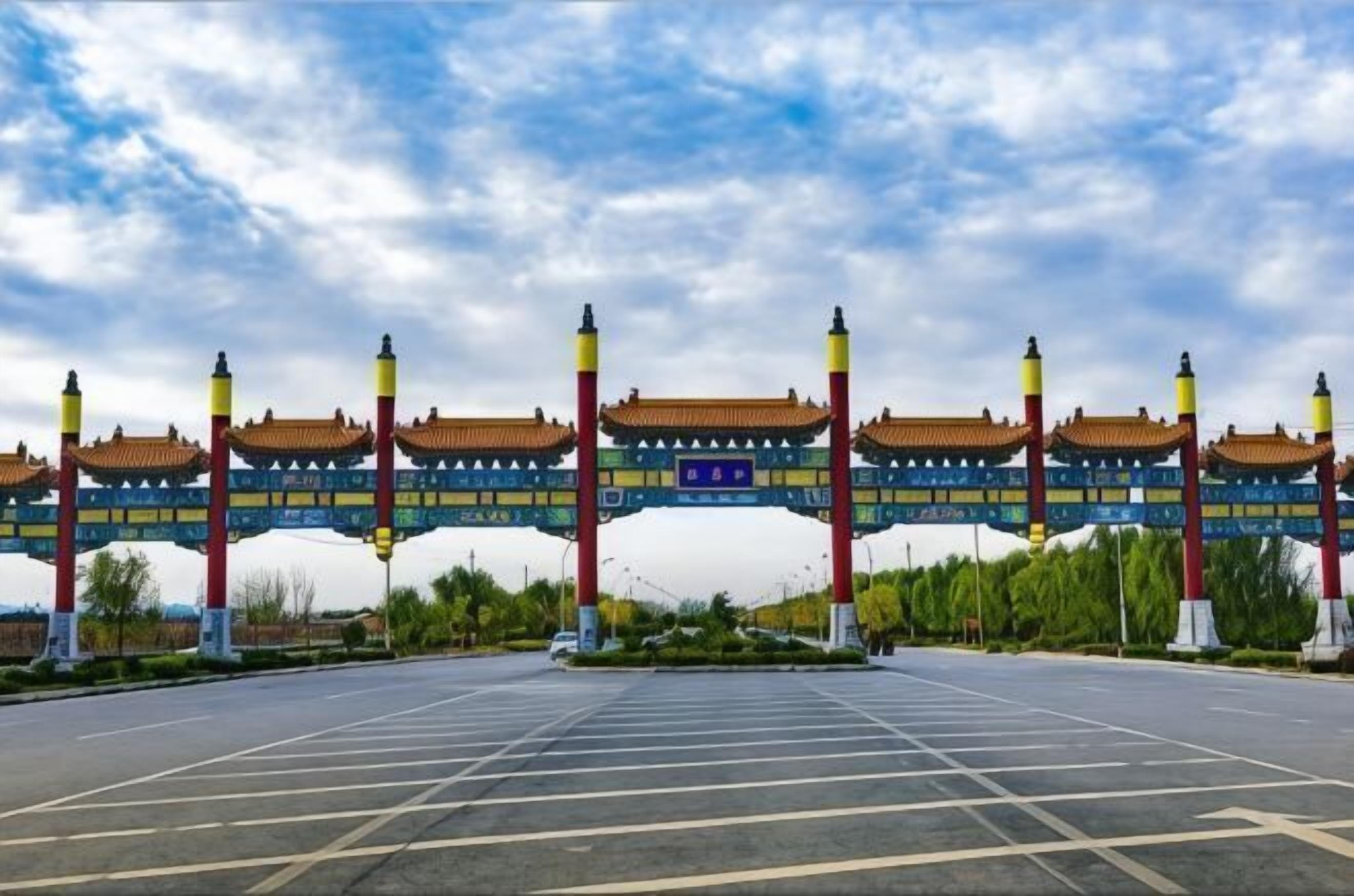 Un estacionamiento con una estructura de puerta tradicional china.