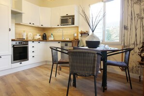 Fridge, oven, stovetop, dishwasher