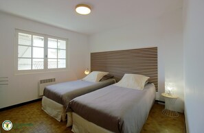 2 chambres, fer et planche à repasser, lit parapluie, accès Internet