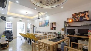 Una sala de estar moderna con comedor, chimenea y obras de arte en las paredes.