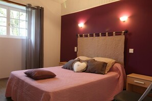 2 bedrooms, iron/ironing board, Internet