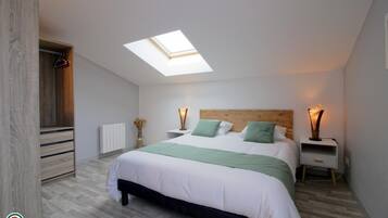 2 dormitorios, tabla de planchar con plancha, cuna de viaje y Internet