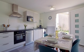Fridge, oven, stovetop, dishwasher - Gîte Akéwa - MARSAS - Gîte (MARSAS)