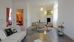 TV - Vers la Rivière - Yoga gîte (SAINT SEURIN SUR L'ISLE)