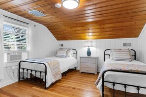4 bedrooms, iron/ironing board, Internet, bed sheets - Heart of Park Circle | Spacious Layout | Backyard (North Charleston)