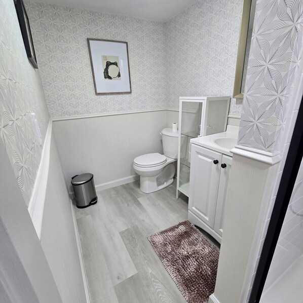 Dusch, hårtork, handdukar och tvål