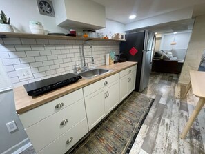 Fridge, microwave, oven, stovetop - Charming private studio near downtown, hospitals, hiking, rivers. Pet friendly. (Roanoke)