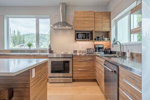 Fridge, microwave, oven, stovetop - Brand new, full duplex sleeps 22 - hot tub, laundry, sauna, BBQ w/ views (Silver Star Mountain)