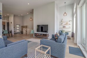 Een smart-tv en een open haard
