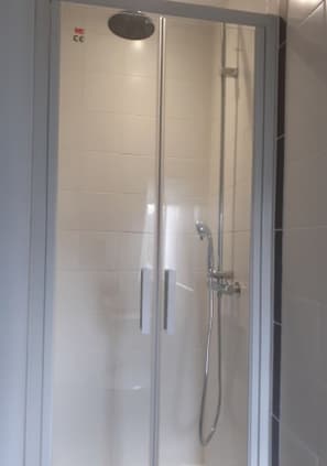 Dusche, Haartrockner, HandtĂŒcher, Seife