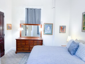 1 dormitorio, tabla de planchar con plancha, wifi y ropa de cama