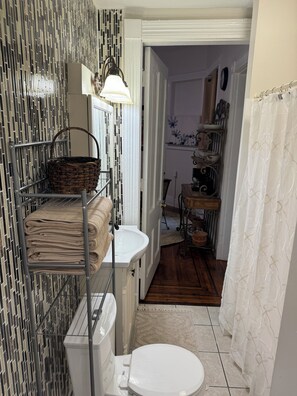 Secador de pelo, toallas, jabón y papel higiénico