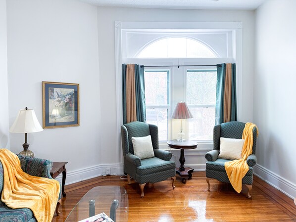 Living area - Charming 1-bedroom apartment in Vibrant Old Louisville WiFi Washer/Dryer (Louisville)