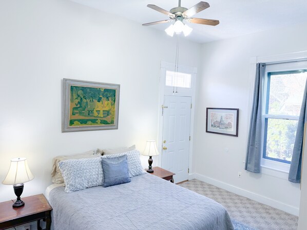 1 dormitorio, tabla de planchar con plancha, wifi y ropa de cama