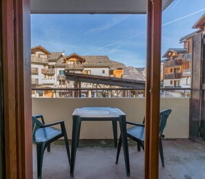 Outdoor dining - 40m from ski slopes, 1st floor, swimming pool, sauna, balcony, tv, ski locker, 34m², Les Orres (Les Orres)