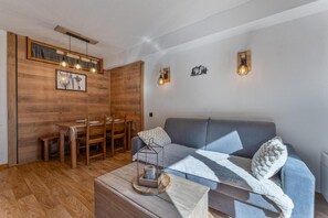 TV - Resort center, 1st floor, fitness, swimming pool, sauna, terrace, balcony, tv, ski locker, 35m² (Les Orres)