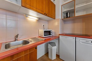 Kjøleskap, mikrobølgeovn, oppvaskmaskin og kaffetrakter/tekoker