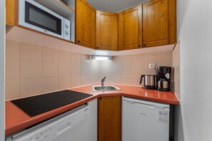 Fridge, microwave, dishwasher, coffee/tea maker - 40m from ski slopes, 1st floor, swimming pool, sauna, balcony, tv, ski locker, 35m², Les Orres (Les Orres)