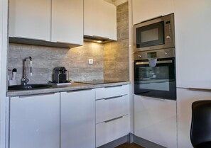 Mikroaaltouuni, uuni, astianpesukone, kahvin-/teenkeitin