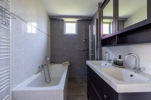 Villa | Bathroom