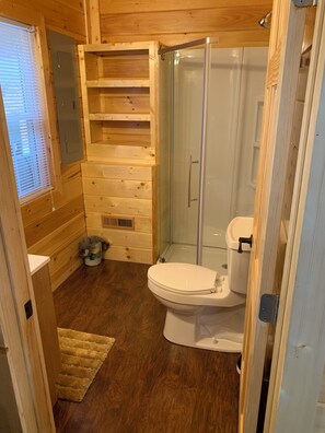 Shower, hair dryer, towels, soap - Water front Cozy studio with WiFi and AC in charming Draper (Draper)