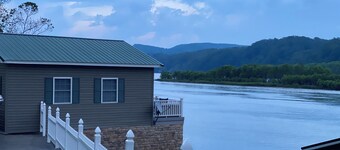 Water front Cozy studio with WiFi and AC in charming Draper