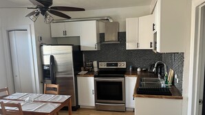 Coffee/tea maker, fridge, microwave, oven - Peaceful, comfortable 3-bedroom apartment in the heart of Montreal (Montréal)