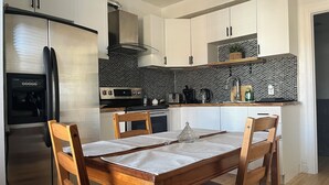 Coffee/tea maker, fridge, microwave, oven - Peaceful, comfortable 3-bedroom apartment in the heart of Montreal (Montréal)