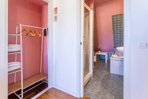 Secador de pelo y toallas