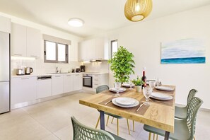 Réfrigérateur, un four, surface de cuisson, lave-vaisselle