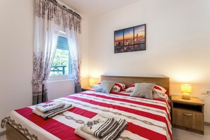 4 bedrooms, WiFi, bed sheets - House Luce with Pool -Peaceful place to stay with your family or friends! (Omiš)