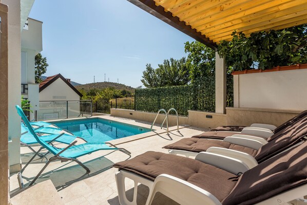 Pool - House Luce with Pool -Peaceful place to stay with your family or friends! (Omiš)