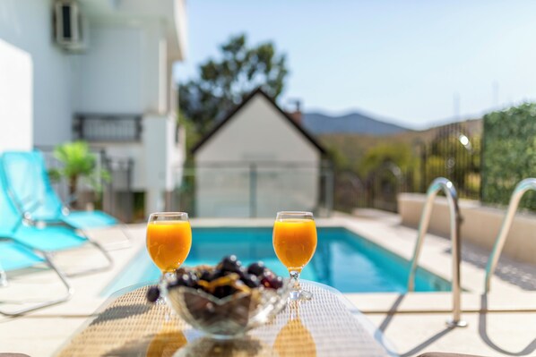 Pool - House Luce with Pool -Peaceful place to stay with your family or friends! (Omiš)