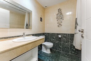 SĂšche-cheveux, serviettes fournies, papier toilette