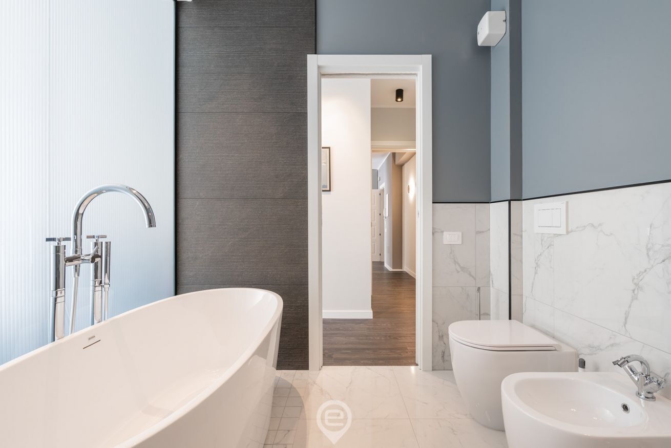 Bruser, hårtørrer, bidet, håndklæder